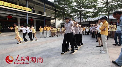 海南三亚南山景区开展趣味活动迎“三八”节