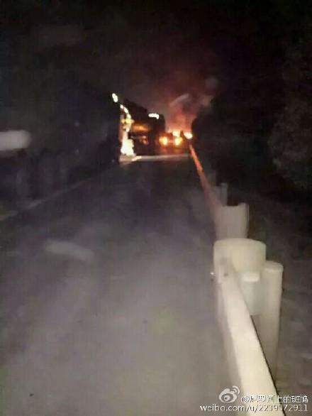 京珠高速岳阳段发生爆炸 1公里外民房玻璃被震