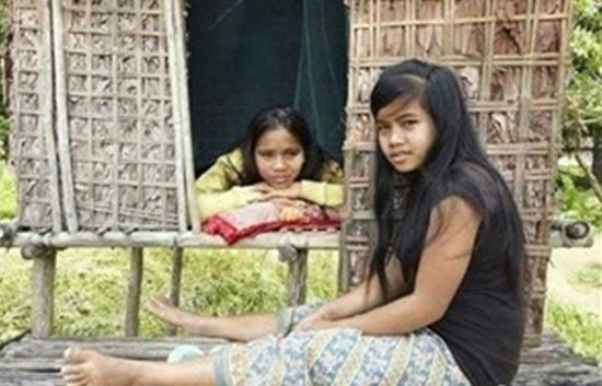 柬埔寨部落父亲为少女造性爱小屋 鼓励性行为