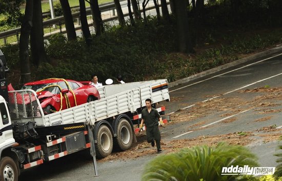 杭州保时捷肇事 3女弃车逃离图片
