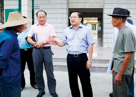 11月8日,县委书记李江华就加来农场移交地方管理工作再次深入加来现场