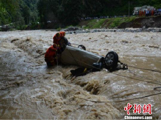 云南泸水一教练车训练时坠河 4名乘客全部遇难