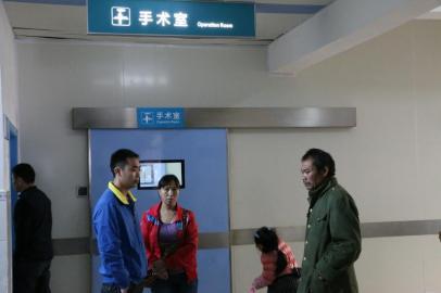 四川15岁少年同学被持刀威胁 上前劝架被捅重伤