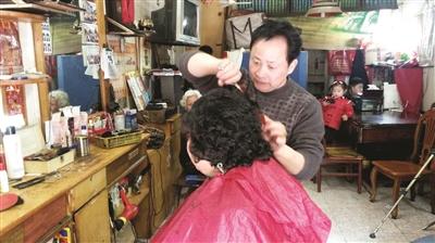 老板开理发店24年只收5元 顾客心疼求涨价(图)