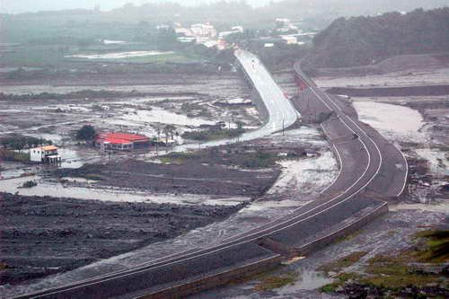 台风凡亚比横扫台湾 民众担忧八八水灾重演