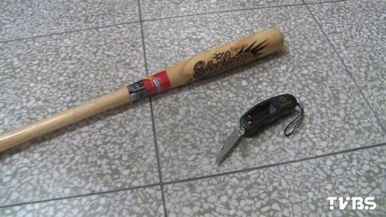 爷爷、爸爸争孙子抚养权街头持刀棍互殴（图）