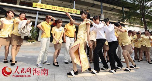 海南三亚南山景区开展趣味活动迎“三八”节