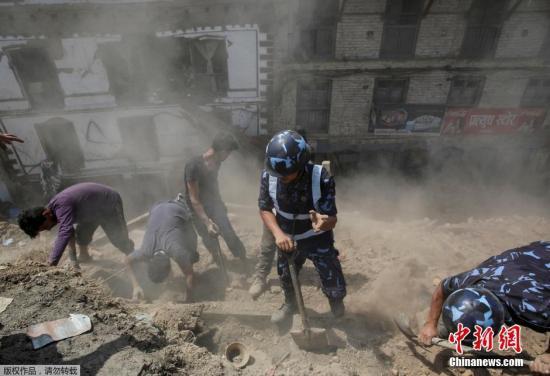 当地时间2015年4月27日，尼泊尔加德满都，尼泊尔警察在一处坍塌的庙宇徒手清理瓦砾，寻找幸存者。 