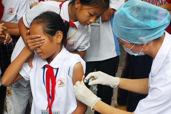 疫苗之痛:少女接种残疾瘫痪 救济制度亟待完善