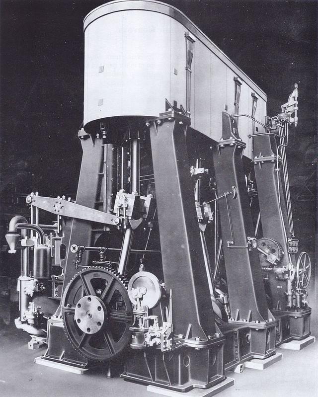 自由轮使用三胀式蒸汽机,并不先进,但当时英国煤炭多,很实用.