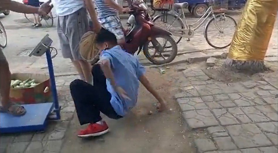 河北城管“碰瓷”执法 官方称系临时工2015.8.19 - fpdlgswmx - fpdlgswmx的博客 河北城管“碰瓷”执法 官方称系临时工2015.8.19 - fpdlgswmx - fpdlgswmx的博客