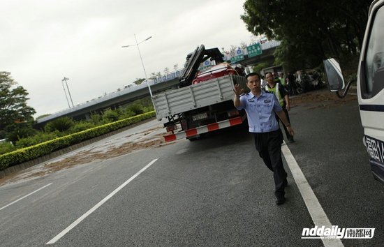 杭州保时捷肇事 3女弃车逃离图片