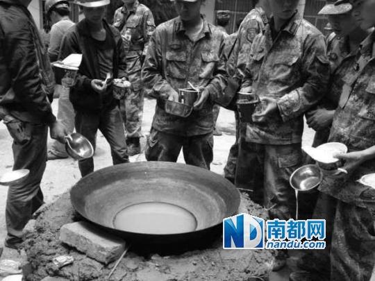 新華社證實“渾水泡面”系群眾救災初期所為