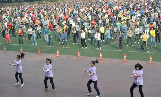 重庆一中学学生课间操改跳《江南Style》