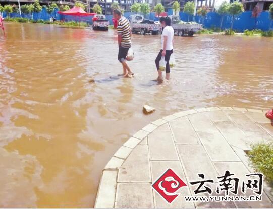 昆明逢夜雨多地积水深 限高1.8的隧道淹成河