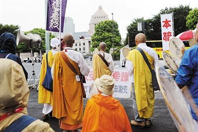 12万人围堵日本国会 要求废除“战争法案”