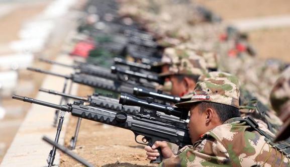 北京卫戍区狙击手比武出大黑马 近视眼新兵夺冠