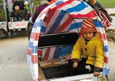 Am 14. Dezember in Jiangsu holen die Eltern ihre Kinder von der Schule mit elektrischen Dreirad