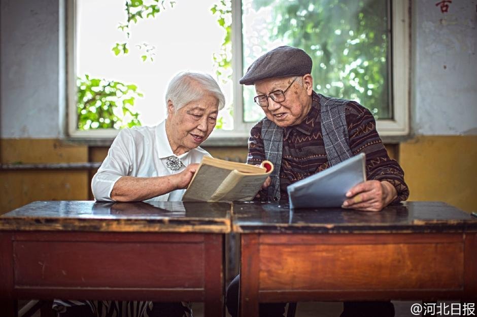 河北九旬老夫妻拍时尚大片 庆祝结婚64年(高清图)