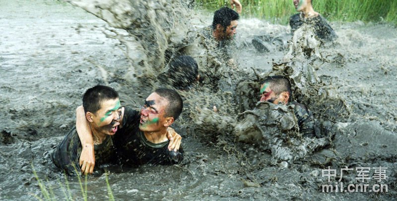 高清图:成都军区特种部队在丛林山地挑战极限