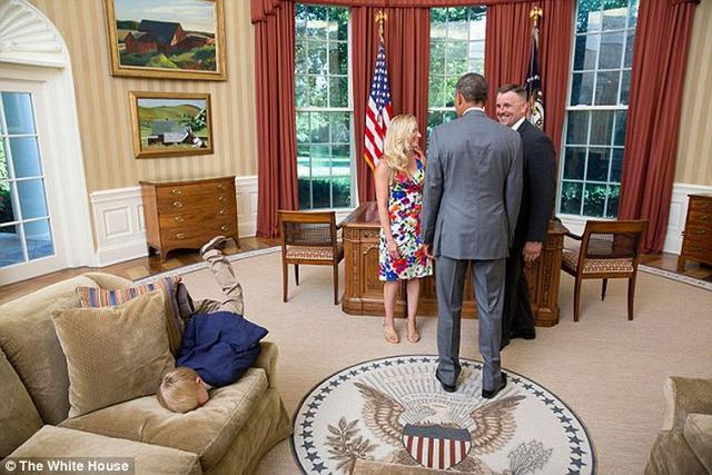 白宫捣蛋鬼抢镜奥巴马 小女孩趴地上大发脾气