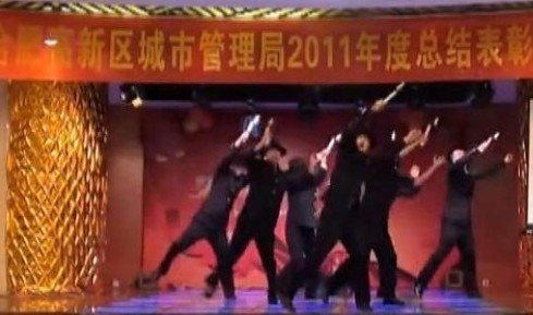 城管“斧头帮”舞蹈走红 网友质疑尺度太大