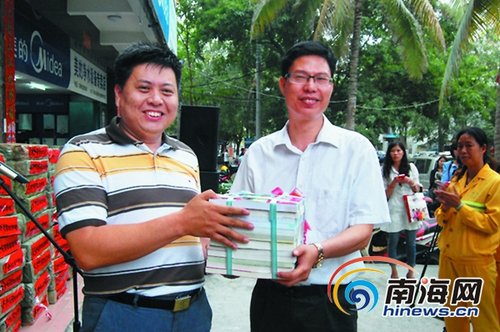 海南省人大代表黄桂提为儋州农民工捐4000多