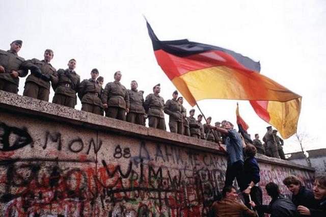 她错过了1989年拆除柏林墙。（网页截图）