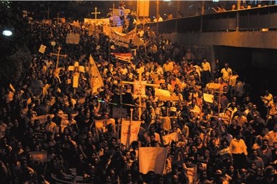埃及示威集会发生冲突 军车冲向人群碾死19人