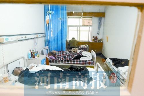 另一张床的患者在接受治疗