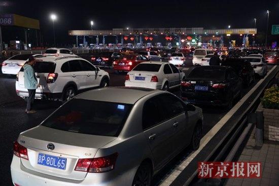 出京车主深夜排队等待0时免费行驶(图)