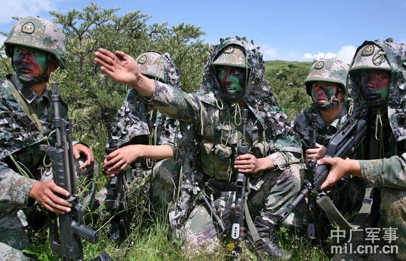 高清图:成都军区特种部队在丛林山地挑战极限