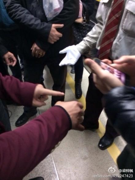高清图—广州地铁五号线广州火车站到西村时发生踩踏事故