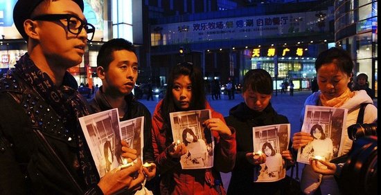 沈阳市民为波士顿爆炸遇难中国女孩点起蜡烛