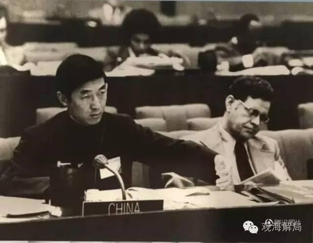 (1971年,中国恢复在联合国的合法席位后,吴建民跻身常驻联合国的第一批工作人员之列。)