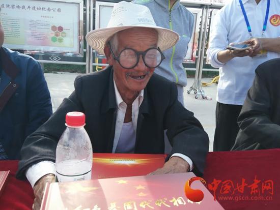 【网络媒体走转改】沈家岭上唱新歌七旬老人自编山歌唱心声