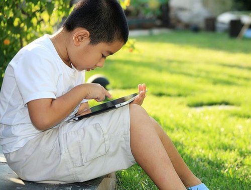 孩子玩平板电脑每次不宜超过半小时