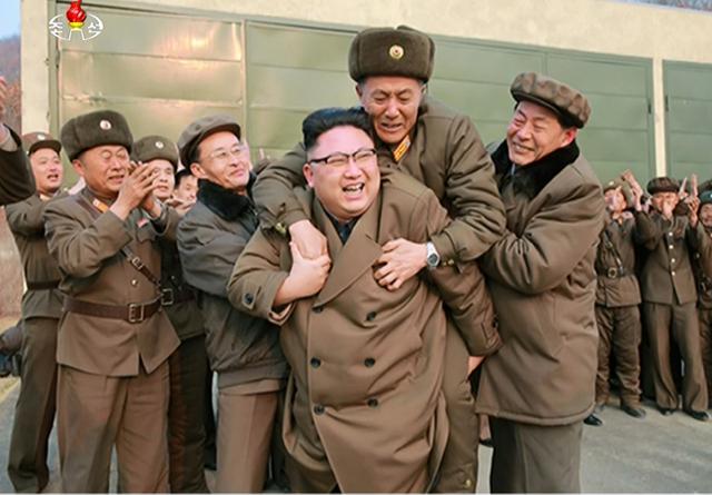 韩媒：金正恩参观新型高功率火箭发动机地上点火试验 背起科技负责人庆贺