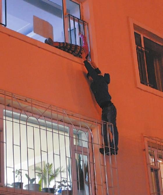 吉林7岁女孩悬3楼窗外 男子托举20分钟协助救人