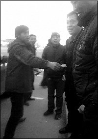 调查显示北京9成排队抢购iPhone4S者系黄牛党