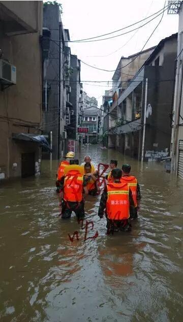 男子冒暴雨淌水捞鱼 掉入下水道失踪(图)