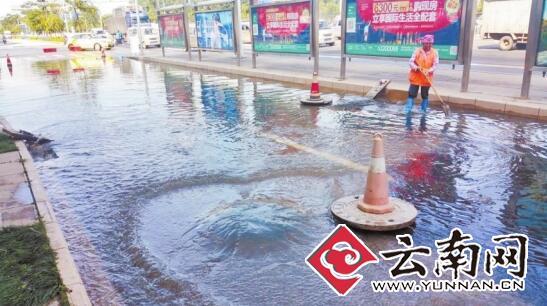 昆明逢夜雨多地积水深 限高1.8的隧道淹成河