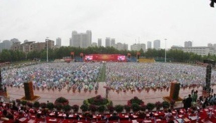 西安外事学院20周年庆典上的图片(来自微博)