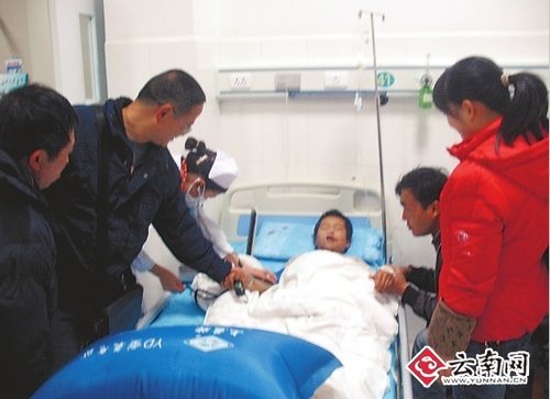 云南丘北县载学生马车与货车相撞2死23伤(图)