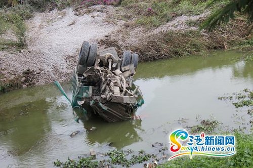 三亚:海榆东线发生交通事故 四车相撞一车翻入