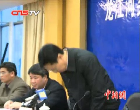 广西河池市长就镉污染事件向公众鞠躬道歉