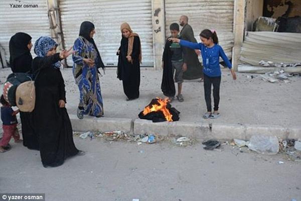 反IS武装解放曼比季 当地人焚烧头巾庆祝