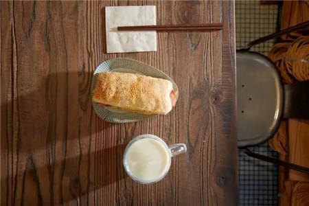 他在LV边上开了家烧饼油条店 火遍了整个上海