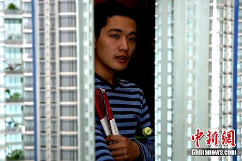 媒体六问楼市：什么原因推高房价 限购限贷有效吗