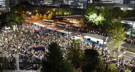 聚集在日本首相官邸前的人群。